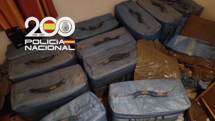 Droga intervenida durante operación de la Policía Nacional en el río Guadalquivir