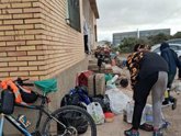 Foto: Los migrantes desalojados de una finca en Níjar (Almería) acuden a recuperar sus pertenencias con ayuda de las ONG