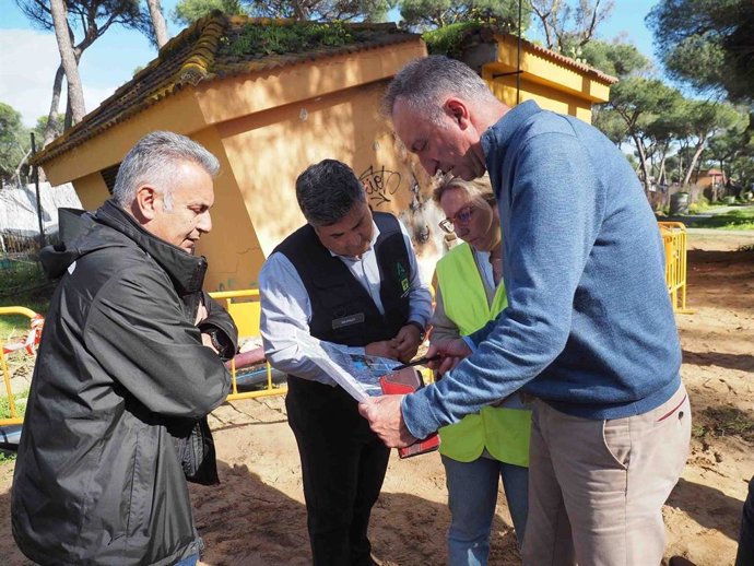 Visita del delegado de la Junta en Huelva, José Manuel Correa, a Isla Cistina para comprobar los daños de los temporales.