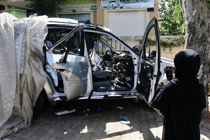 Archivo - Arquivo - BEIRUTE, 23 de setembro de 2025 — Um carro destruído em um ataque aéreo israelense é visto em Bint Jbeil, Líbano, em 22 de setembro de 2025. Cinco pessoas, incluindo três crianças, foram mortas e outras duas ficaram feridas na tarde de