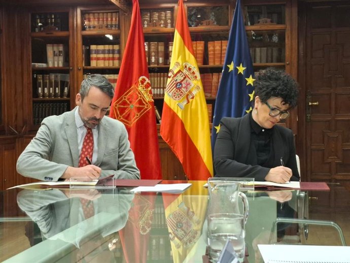 Imagen de la firma del convenio por el secretario de Estado de Justicia, Manuel Olmedo, y la consejera de Interior, Función Pública y Justicia de Navarra, Inmaculada Jurío.