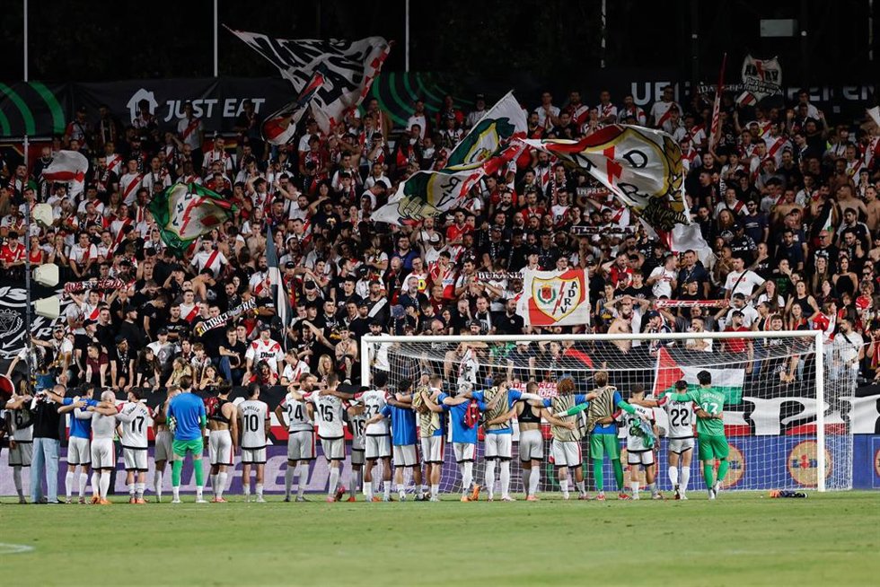 Archivo - Jugadores del Rayo Vallecano frente a aficionados en Vallecas