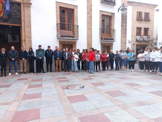 Minuto de silencio a las puertas del Ayuntamiento de Xàbia (Alicante)