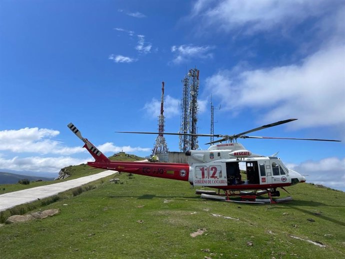 Archivo - Helicóptero. 112. Cantabria. Rescate. Traslado.