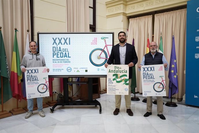 Archivo - El concejal delegado del Distrito Churriana, Borja Vivas, junto a representantes de Cáritas y de la Banda Musical de Churriana, presenta las actividades programadas con motivo de la celebración del Día de Andalucía.