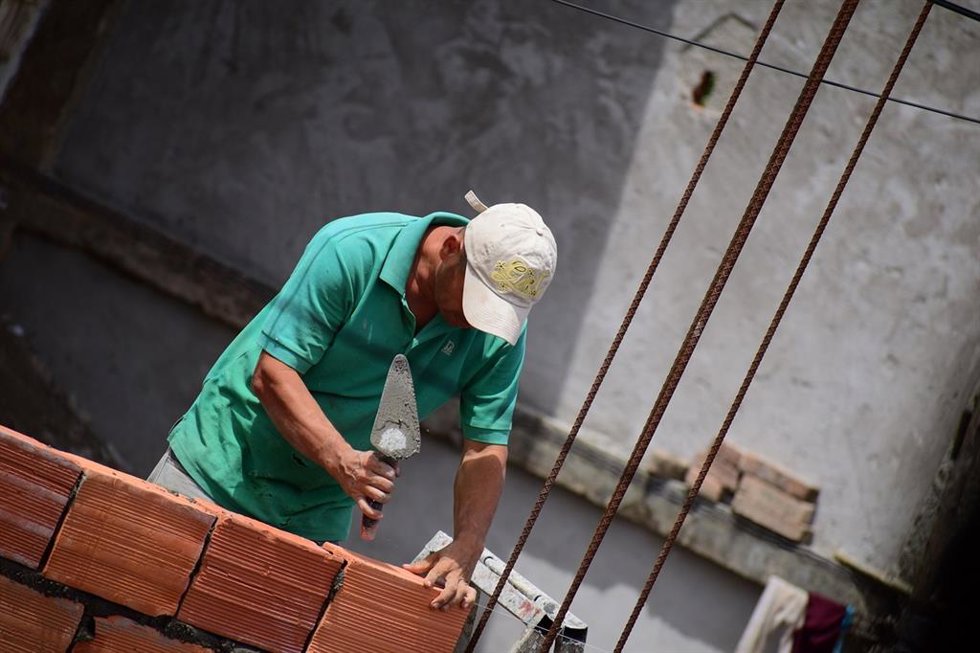 Archivo - Imagen de archivo de un trabajador del sector de la construcción. 