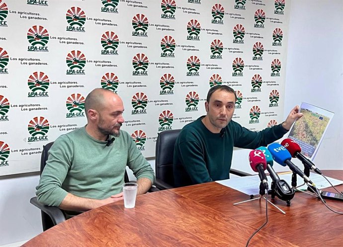 El secretario de agricultura de UPA-UCE Extremadura, Fernando Miranda, junto al agricultor Amador Fernández, en la rueda de prensa.