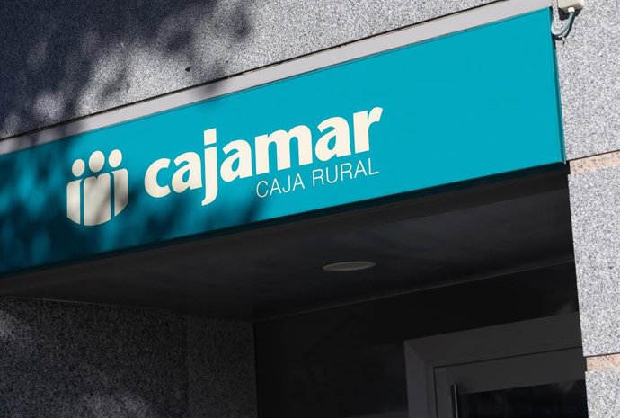 Archivo - Exterior de una oficina bancaria de Cajamar.