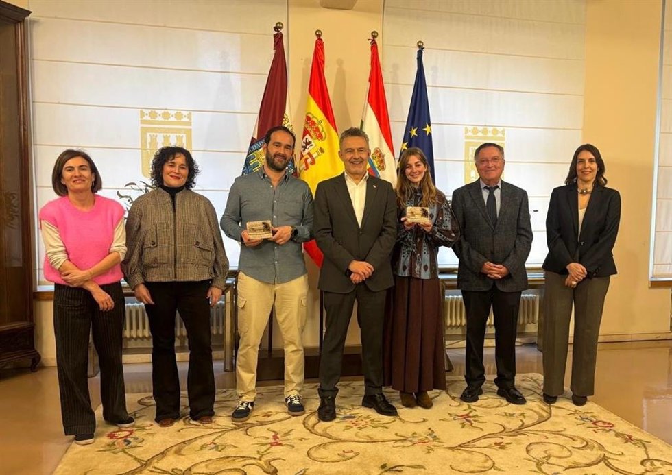 El alcalde de Logroño, Conrado Escobar, con los premiados