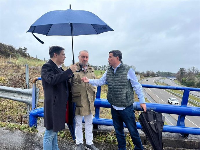 El diputado por Asturias del Partido Popular en el Congreso y presidente del PP de Llanera, Silverio Argüelles, y el diputado regional y portavoz de Infraestructuras, Pedro de Rueda.