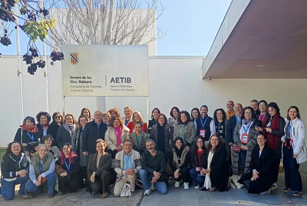 Un grupo de 30 profesores de FP de España visita la Aetib
