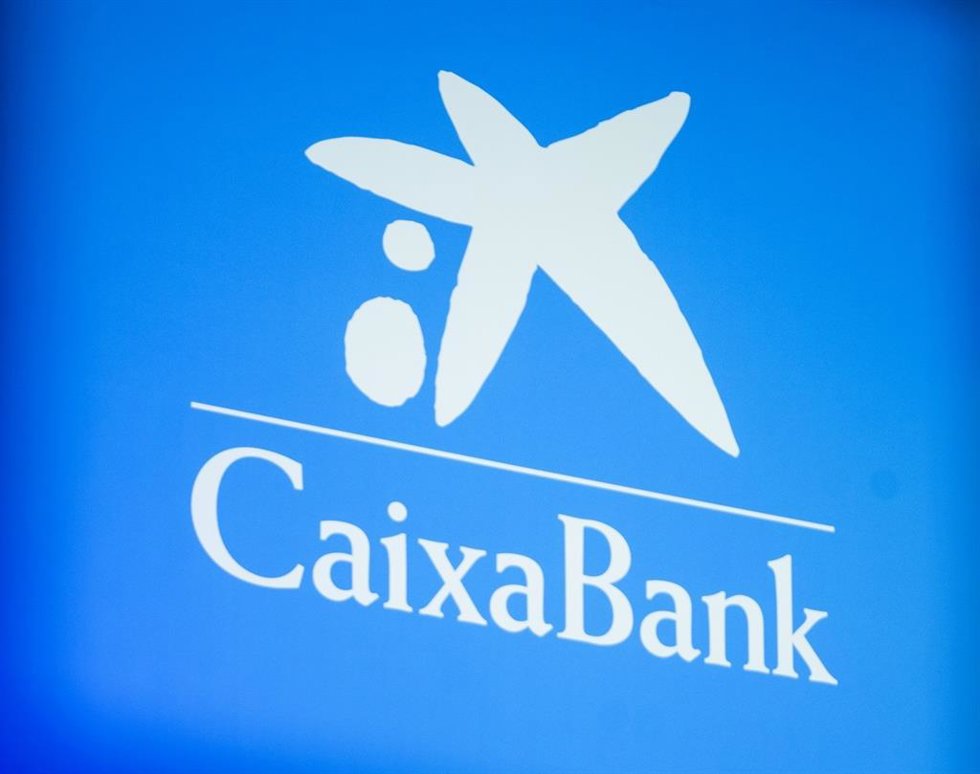 Archivo - Cartel de Caixabank.