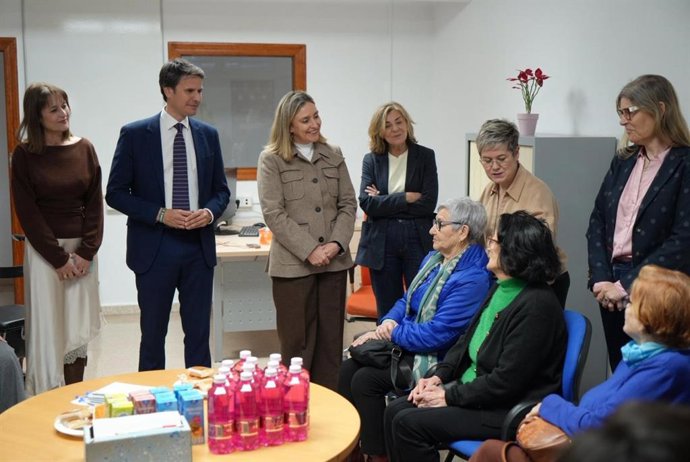 La consejera de Política Social, Familias e Igualdad, Conchita Ruiz, y el alcalde de Molina de Segura, José Ángel Alfonso, durante su visita al Centro de Servicios Sociales de Atención Primaria del municipio