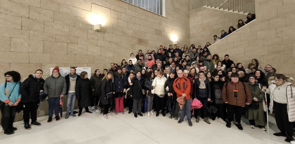La concentración mensual contra la violencia de género en el Ayuntamiento de Logroño