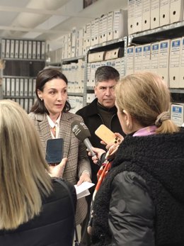 La delegada de Presidencia, Gobierno Interior y Vivienda de la Diputación de Córdoba, Marta Siles, en su visita al archivo de Montilla.