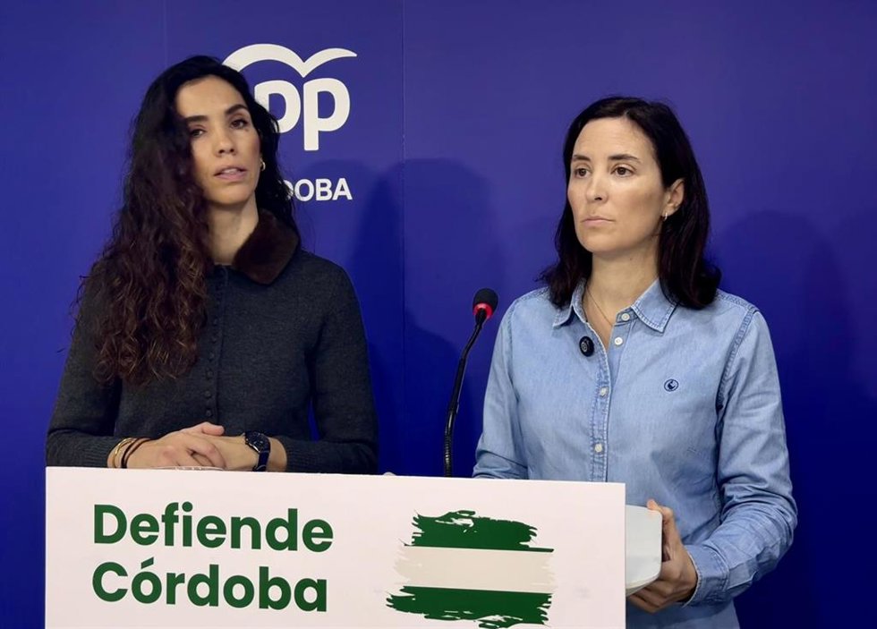 Las senadora del PP por Córdoba, Cristina Casanueva y Lorena Guerra.