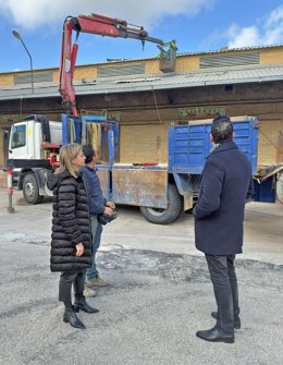 La concejala Isabel Cano-Caballero observa las tareas para reparar la cubierta en el mercado de mayoristas.
