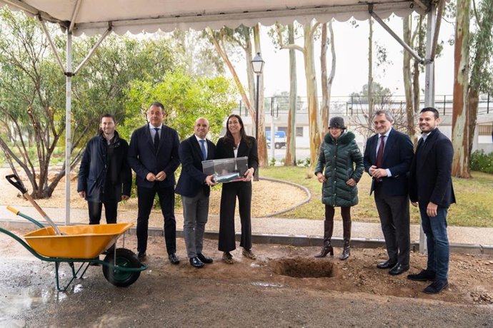 Miembros de la Junta de Andalucía y de la Diputación de Almería durante la colocación de la primera piedra de las obras de remodelación y ampliación de la Residencia Asistida de la institución provincial.