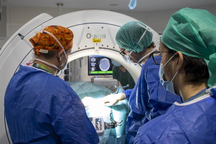 Archivo - Momento de la intervención pionera en el Hospital Virgen de las Nieves de Granada.