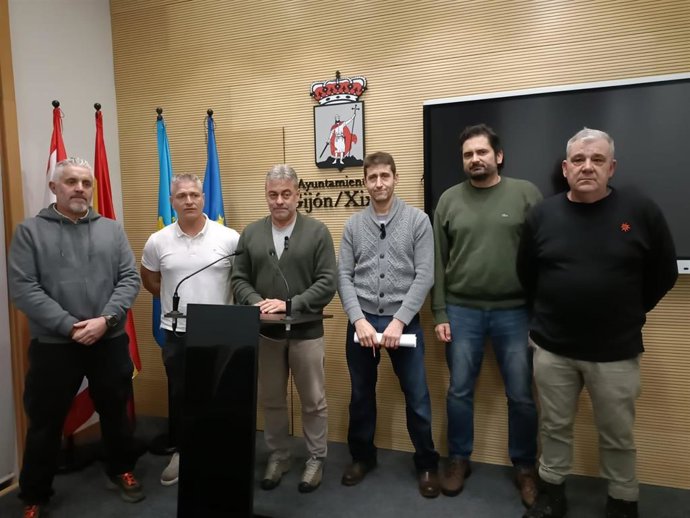Rueda de prensa de sindicatos con representación en la Empresa Municipal de Aguas de Gijón (EMA),  junto al concejal socialista Ramón Tuero (tercero por la derecha), en el Ayuntamiento gijonés.