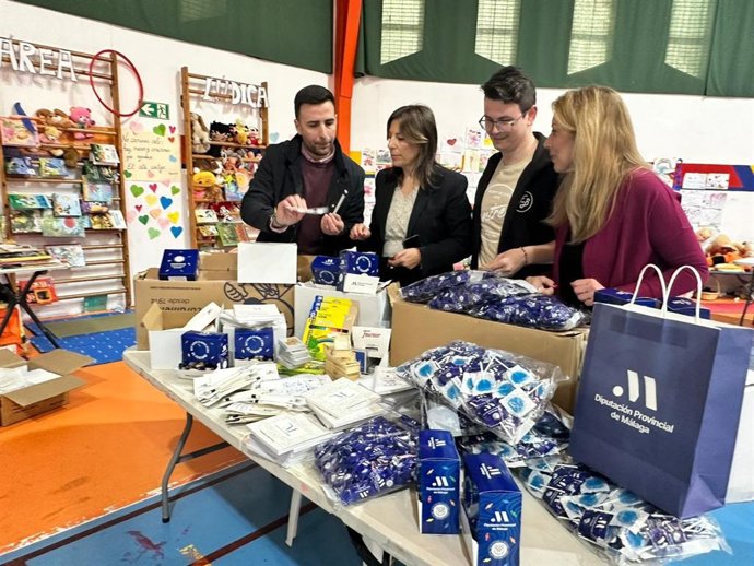 El diputado de Mayores, Educación y Juventud, José Santaolalla; y la la de Economía, Hacienda y Administración Electrónica, María del Carmen Martínez, ha hecho entrega a los voluntarios de diferente material lúdico y educativo en el polideportivo.
