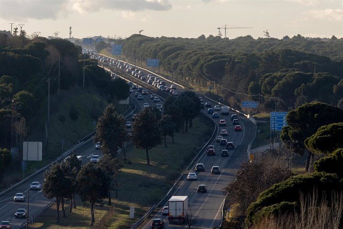 Archivo - Varios vehículos durante la operación salida por carretera para fin de año, en la A5, a 30 de diciembre de 2025