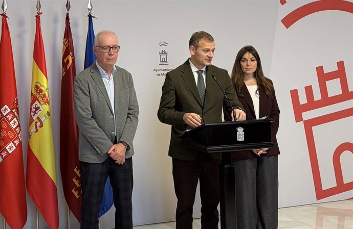 El edil Marco Antonio Fernández, junto a los concejales Antonio Navarro y Rebeca Pérez