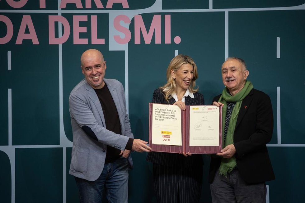 Archivo - La vicepresidenta segunda y ministra de Trabajo y Economía Social, Yolanda Díaz, el secretario general de CCOO, Unai Sordo (izda), y el secretario general de UGT, Pepe Álvarez (dcha), durante la firma del acuerdo de subida del SMI de 2025