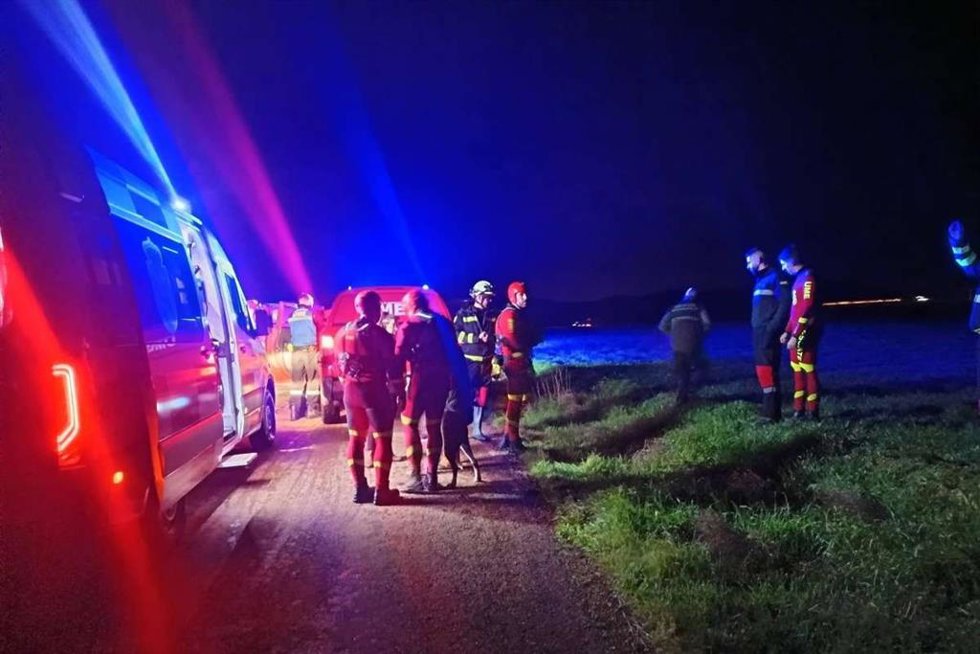 La UME rescata a un matrimonio mayor aislado por la crecida del arroyo en una aldea de Fuente el Fresno