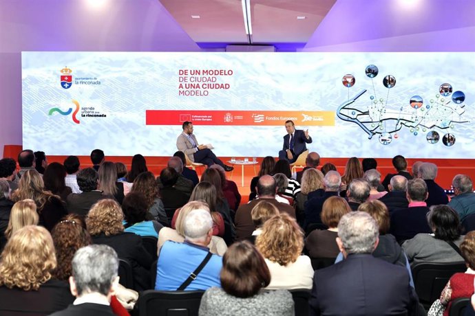 El alcalde de La Rinconada, Javier Fernández, en un encuentro para detallar los proyectos de Fondos Edil