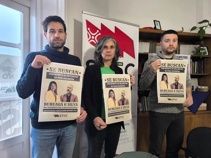Representantes de STEC con la imagen "censurada" del tablón virtual sindical
