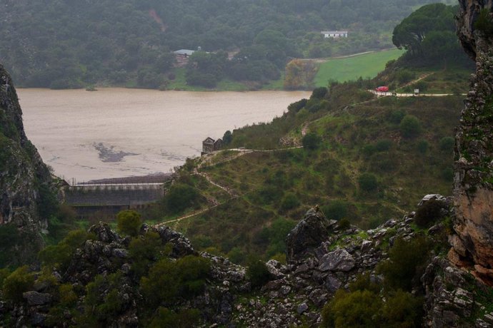 A UME vigia a barragem de Montejaque. A 7 de fevereiro de 2026 em Benaoján, Málaga, Andaluzia (Espanha). As autoridades ordenaram nesta sexta-feira, 6 de fevereiro, a evacuação preventiva de aproximadamente 200 pessoas na zona inundável da Estação de Ben.