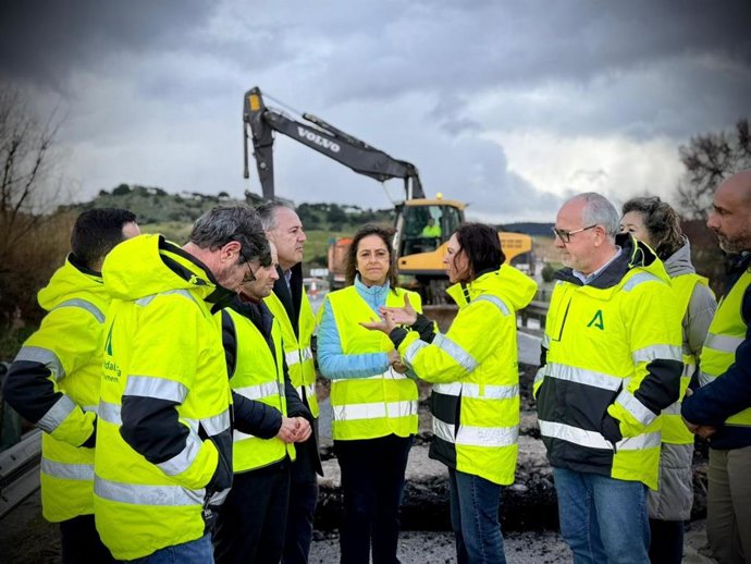 Visita a las obras para reconstruir el puente sobre el río Guadiel, en la A-303.