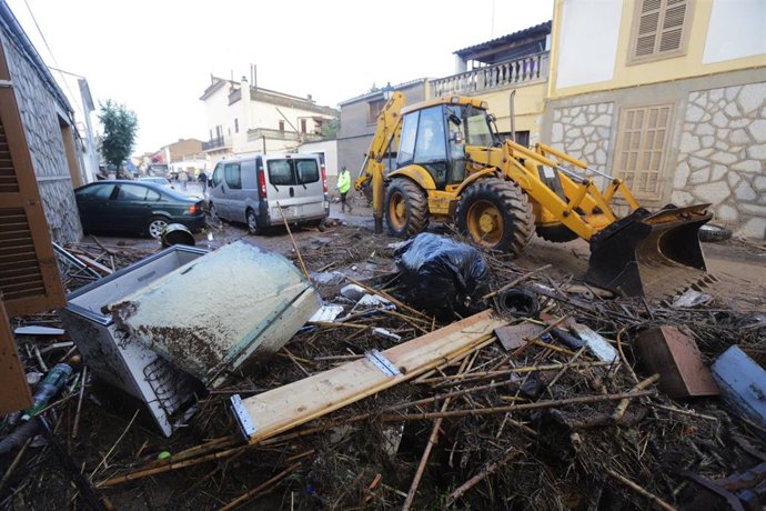 Archivo - Tractor recogiendo desperfectos tras las inundaciones de Sant Llorenç.