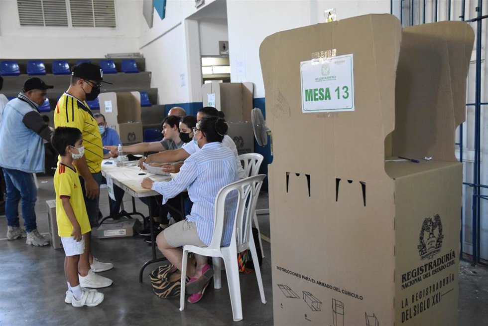 Archivo - Ciudadanos colombianos votando en las elecciones de 2022 en la ciudad de Barranquilla.