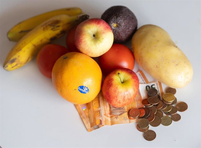 Archivo - Varios productos con dinero en efectivo en imagen de archivo.