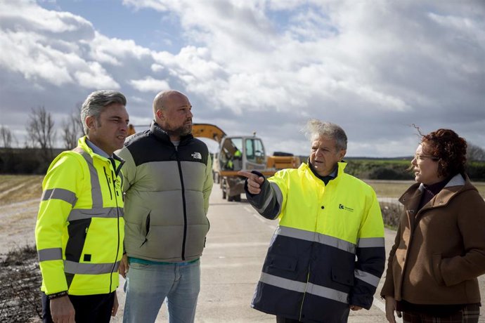 El presidente de la Diputación de Córdoba, Salvador Fuentes (segundo por la dcha.), y el delegado de Infraestructuras, Andrés Lorite (izda.), en su visita a Almodóvar del Río.