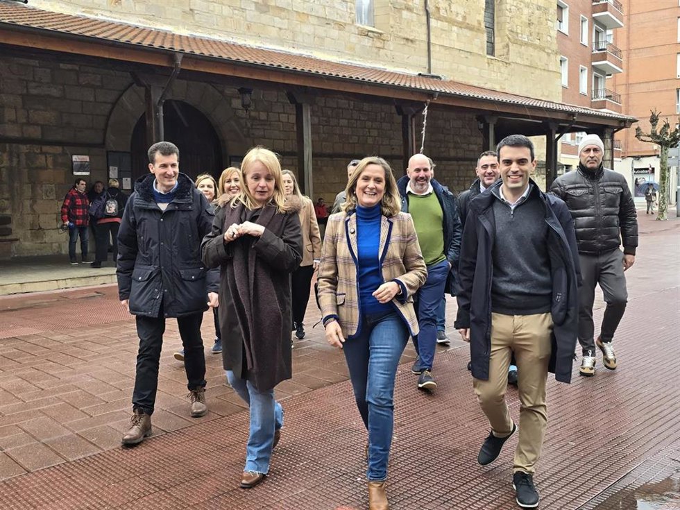 Amaia del Campo junto a los concejales del PNV