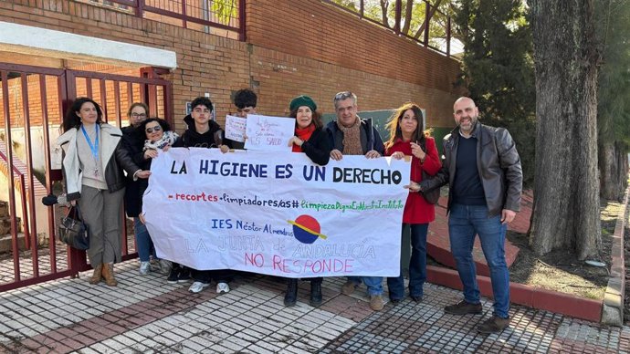 La secretaria de Política Institucional del PSOE de Sevilla, portavoz del partido y parlamentaria, Encarnación Martínez, en el IES Néstor Almendro de Tomares.