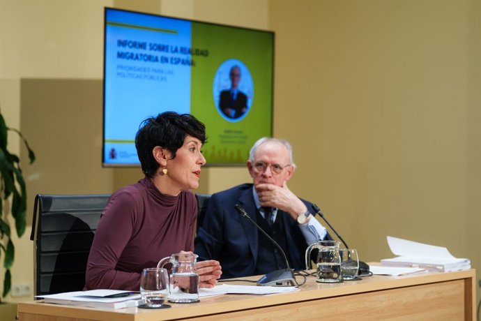 Archivo - La ministra de Inclusión, Seguridad y Migraciones, Elma Saiz y el presidente del Consejo Económico y Social, Antón Costas, presentan el Informe sobre la realidad migratoria en España, en la sede del ministerio, a 12 de noviembre de 2025, en Madr