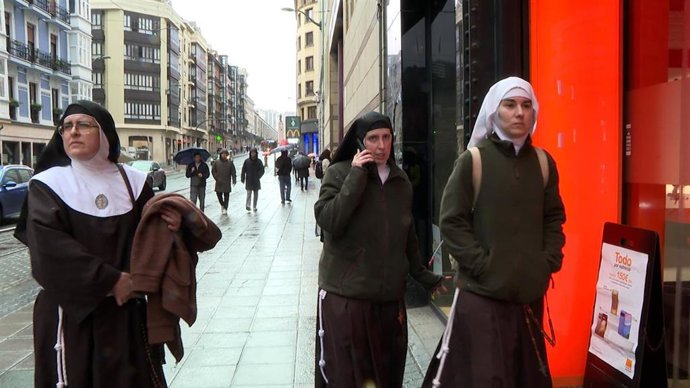 Exmonjas del convento de Belorado a su salida de los juzgados de Bilbao