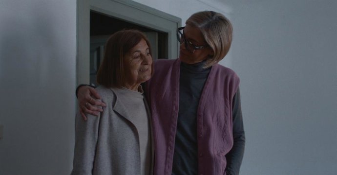 Cristina Urgel explora la memoria familiar, las heridas heredadas y el diálogo intergeneracional entre ella, su madre y su abuela, unidas por un pasado silenciado.