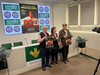 El presidente de la Peña Flamenca de Zamora, Félix Rodríguez; la representante de la Fundación Caja Rural de Zamora, Laura Huertos, y Eduardo Abril, miembro de la peña