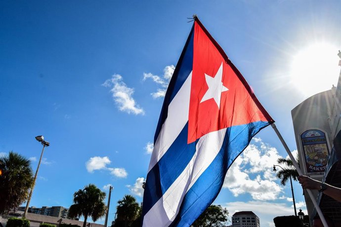 Archivo - July 18, 2021, Miami, Florida, United States: A Cuban flag flies at the Versaille restaurant in little Havana on 8th Street, during a demonstration in favour of Cuban freedom in La PequeĂ’a Habana.