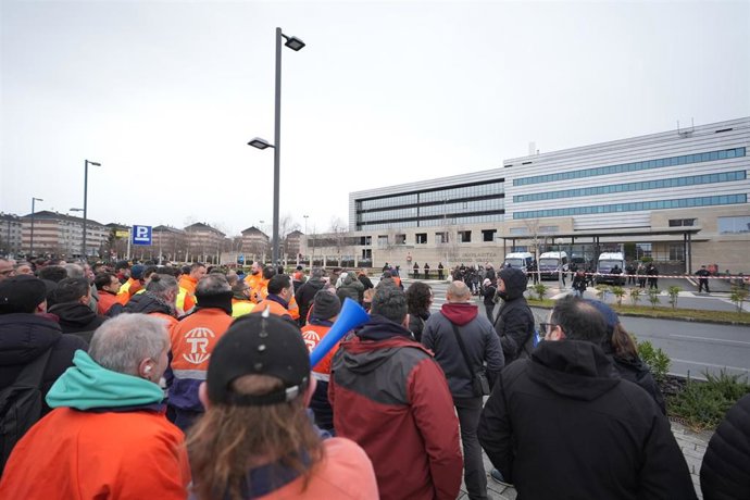 Trabajadores de la plantilla de Tubos Reunidos durante una concentración, frente a la sede del Gobierno Vasco, a 13 de febrero de 2026, en Vitoria, Álava, País Vasco (España).