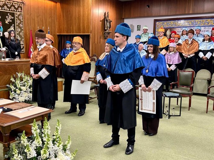 César de la Fuente y Sergio Boixo durante el acto de investidura como doctores Honoris Causa de la Universidad de León (ULE) este viernes.