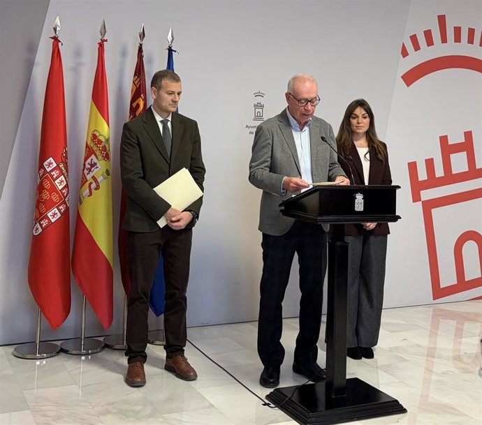 Archivo - El concejal de Planificación Urbanística, Huerta y Medio Ambiente, Antonio Navarro, junto a los ediles Marco Antonio Fernández y Rebeca Pérez