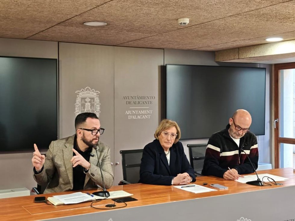 Los portavoces de Compromís, PSPV y EU-Podem en el Ayuntamiento de Alicante, Rafa Mas (i), Ana Barceló (c) y Manolo Copé (d)