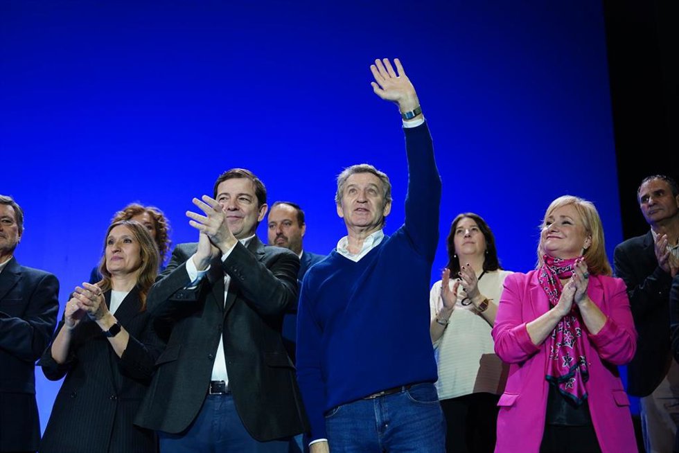 El presidente del PP, Alberto Núñez Feijóo (2d), presenta la candidatura del partido para las elecciones del 15M encabezada por Alfonso Fernández Mañueco (2i), a 13 de febrero de 2026, en Salamanca, Castilla León (España). Feijóo abre este viernes la pr