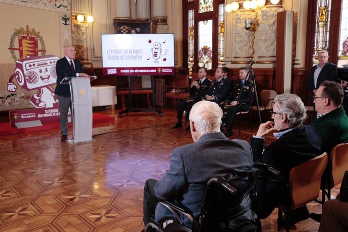 El alcalde de Valladolid, Jesús Julio Carnero, interviene en presencia de los tres homenajeados en los II Premios de la Radio Ciudad de Valladolid, Carlos Blanco, Javier Ares y Paco Forjas.